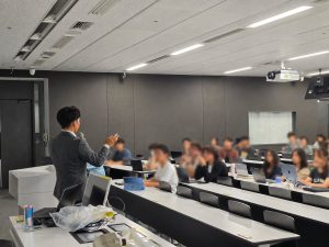 早稲田大学の留学生を対象とした授業で英語で講演する筆者